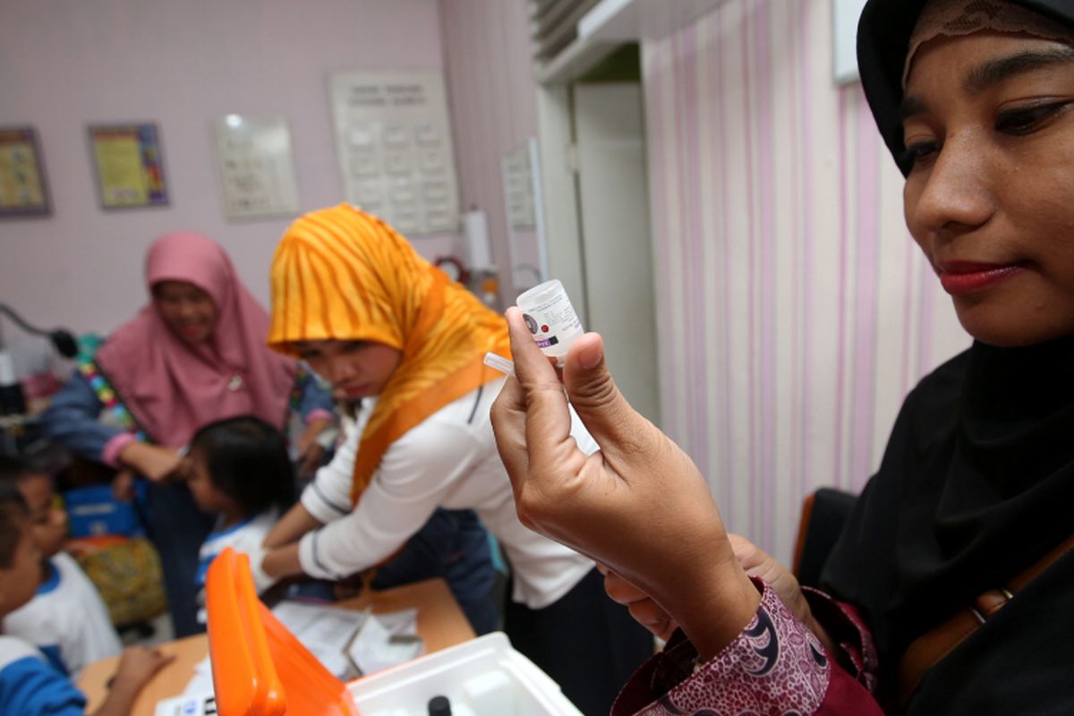 Sejumlah siswa taman kanak-kanak mendapatkan imunisasi difteri di Puskesmas Kalimulya, Depok, Jawa Barat, Rabu (13/12/2017). Kota Depok masuk dalam kategori kejadian luar biasa (KLB) difteri setelah sejak November 2017, kasus infeksi difteri di Jawa Barat mencapai 109 kasus, 13 orang di antaranya meninggal.