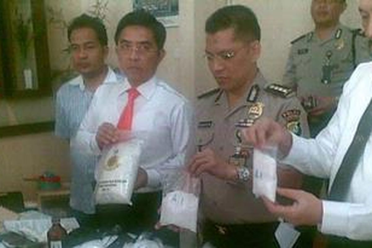 Direktorat Reserse Narkoba Polda Metro Jaya mengungkap jaringan peredaran narkotika jenis sabu di Jakarta, Kamis (17/2/2011).