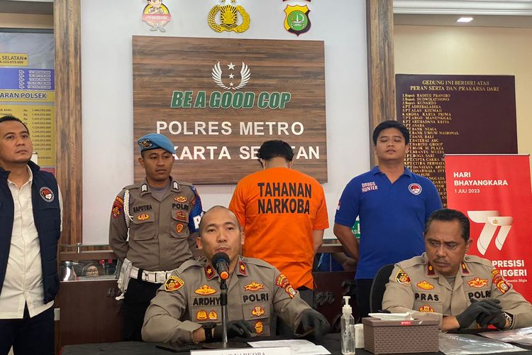 Polisi menggelar rilis penangkapan aktor Bobby Joseph di Polres Metro Jakarta Selatan, Selasa (25/7/2023).