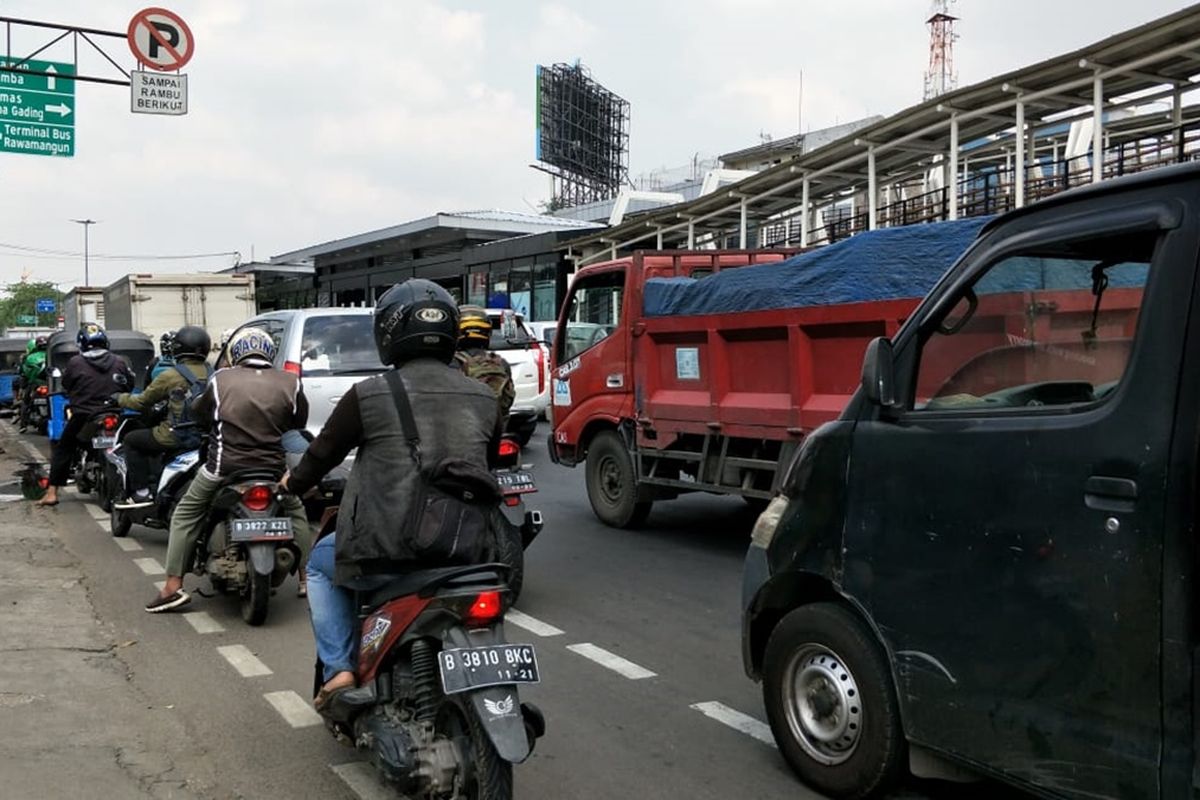 Pengendara melanggar jalur sepeda di lampu merah perempatan, Velodrome, Jalan Pemuda, Jakarta Timur, Rabu (20/11/2019).