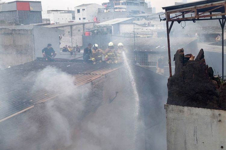 Permukiman padat penduduk di Jalan Jembatan Besi 8 Gang Duri Indah, Jembatan Besi, Tambora, terbakar pada Jumat (1/4/2022) siang. 