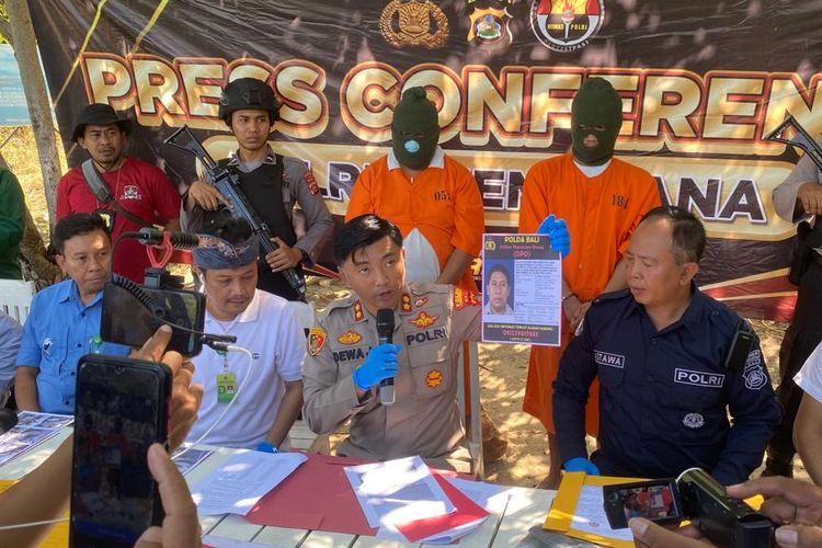 Polisi menunjukkan tersangka dan barang bukti kasus penyelundupan penyu di Kabupaten Jembrana, Provinsi Bali, Kamis (18/5/2023).