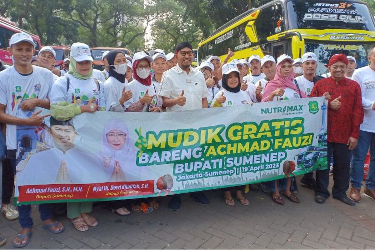 Bupati Sumenep Achmad Fauzi (tengah) bersama peserta mudik gratis.