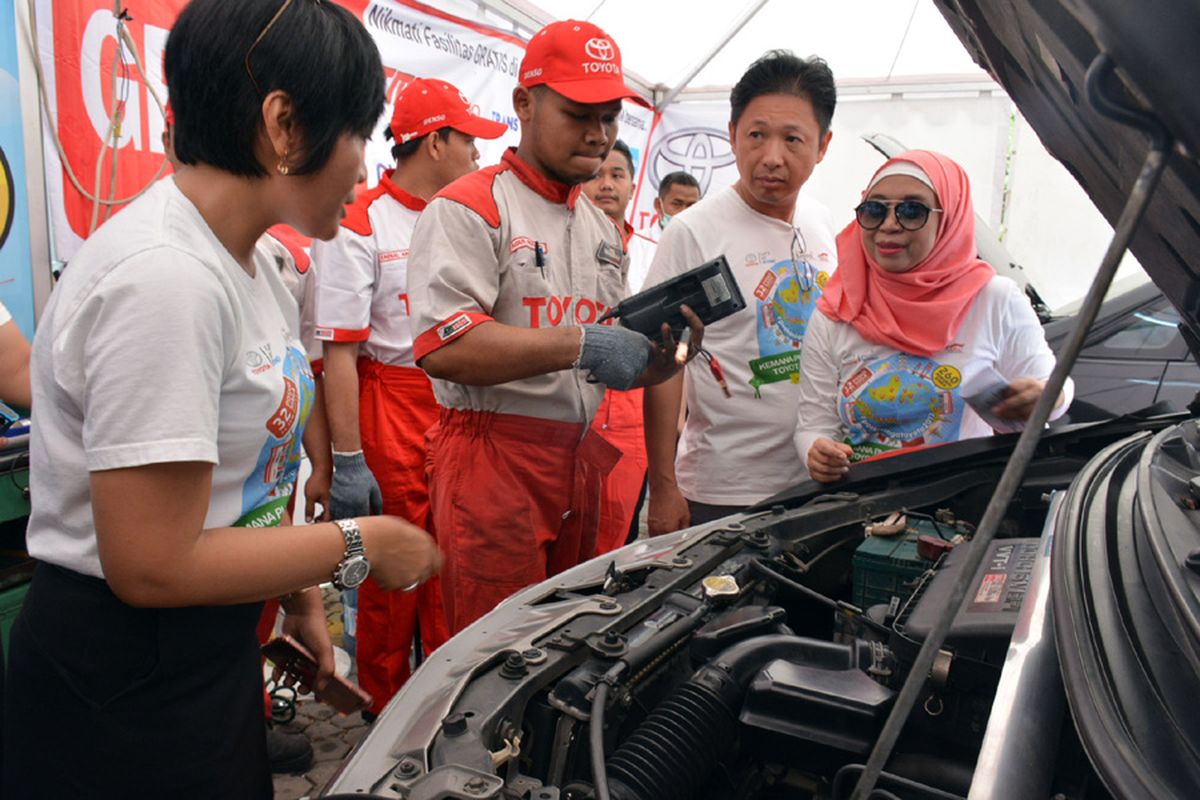 Aktivitas pemeriksaan kendaraan di Posko Siaga Toyota pada musim mudik 2017.