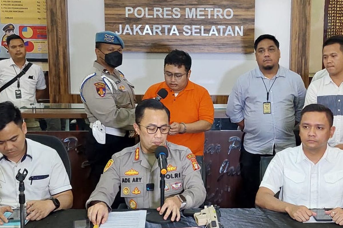 Sopir Fortuner Giorgio Ramadhan saat ditetapkan sebagai tersangka di Polres Metro Jakarta Selatan, Senin (13/2/2023) 