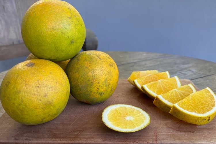 Vitamin C pada jeruk dipercaya mampu mengurangi pertumbuhan dan penyebaran sel kanker.
