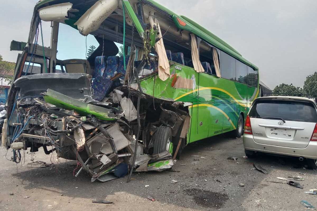 Kondisi Bus Pariwisata Bimario setelah dievakuasi ke Satlantas Polres Jombang, Jawa Timur, Rabu (22/5/2024). Kendaraan yang membawa puluhan siswa SMP PGRI 1 Wonosari, Malang, mengalami kecelakaan di jalan tol Jombang - Mojokerto, Selasa (21/5/2024) malam.