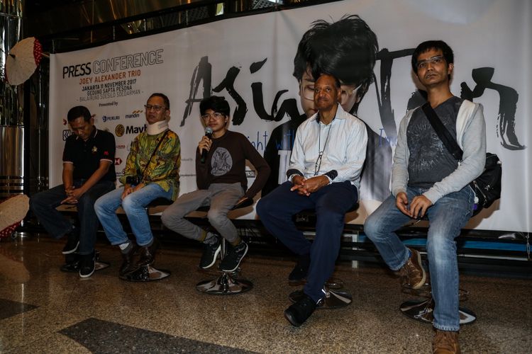 Pianis muda Indonesia, Joey Alexander saat memberikan keterangan pers jelang konsernya di Jakarta, Sabtu (11/11/2017). Joey Alexander, akan tampil trio pada rangkaian konser Asia Tour bertajuk A Night with Million of Imagination. KOMPAS.com/GARRY ANDREW LOTULUNG