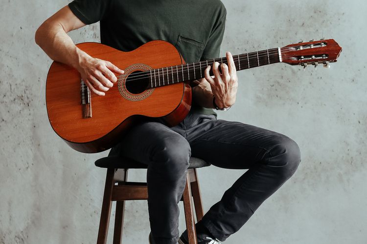 Ilustrasi gitar. Pengamen pukul pengunjung di Alun-alun Majalaya, Bandung, Sabtu (23/3/2024). Peristiwa ini terjadi karena korban menolak memberikan uang kepada pengamen.