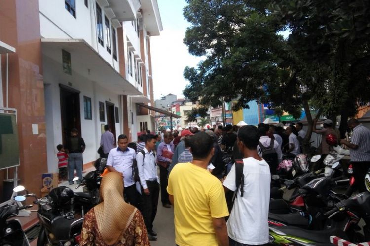 Warga Kota Ambon berhamburan  ke lokasi terbuka setelah gempa berkekuatan 4,6 Skala Richter kembali mengguncnag kota tersebut, Kamis (2/11/2017) siang ini