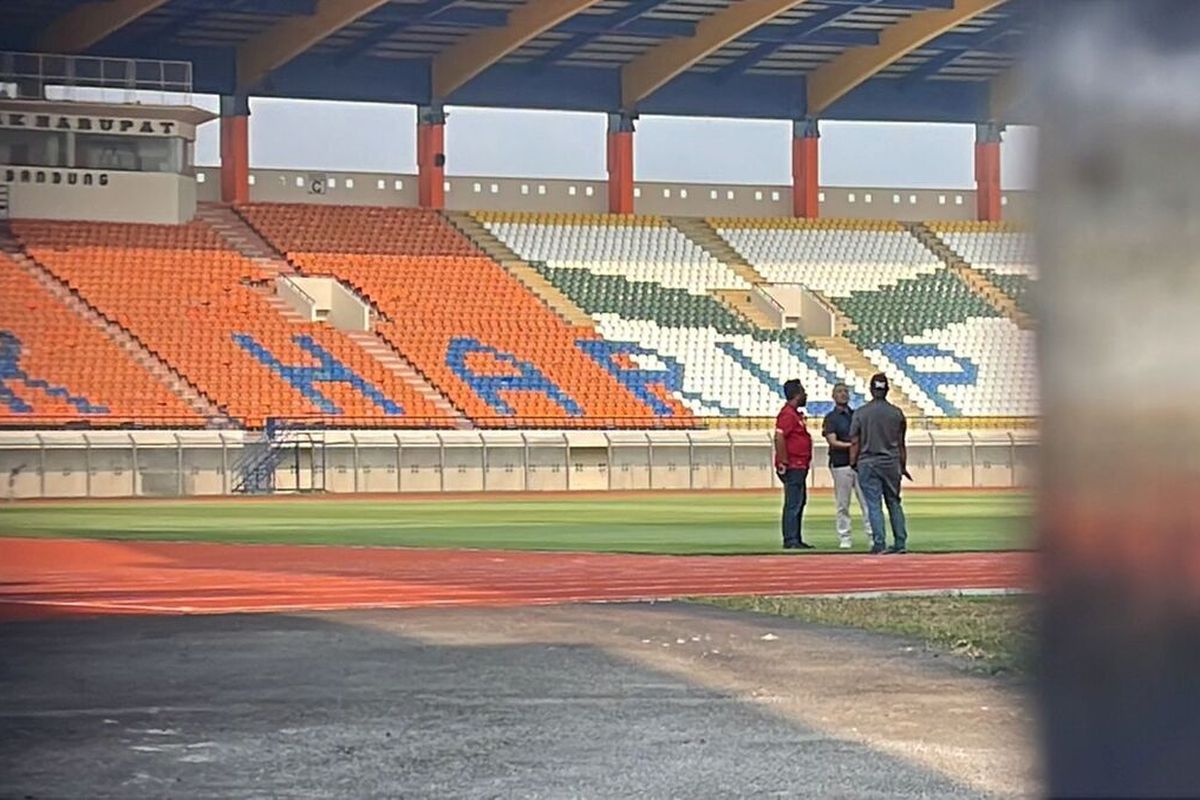 Pemerintah Kabupateb Bandung mendatangi Stadion Si Jalak Harupat, Soreang, Kabupateb Bandung, Jawa Barat untuk menemani kunjunga FIFA pada Minggu (30/7/2023)