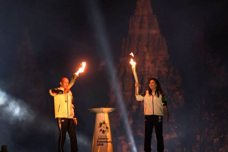 Api obor Asian Games 2018 dibawa oleh Yustedjo Tarik dan Susy Susanti