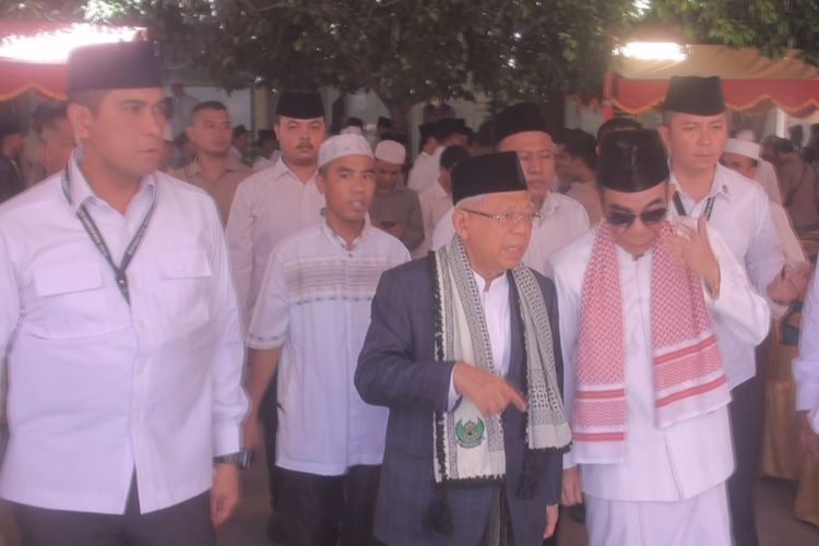 KH Maruf Amin bersama mudir Ponpes Al Ittifaqiah KH Mudriq Qorie usai melaksanakan sholat Jumat di Masjid At Torriq.