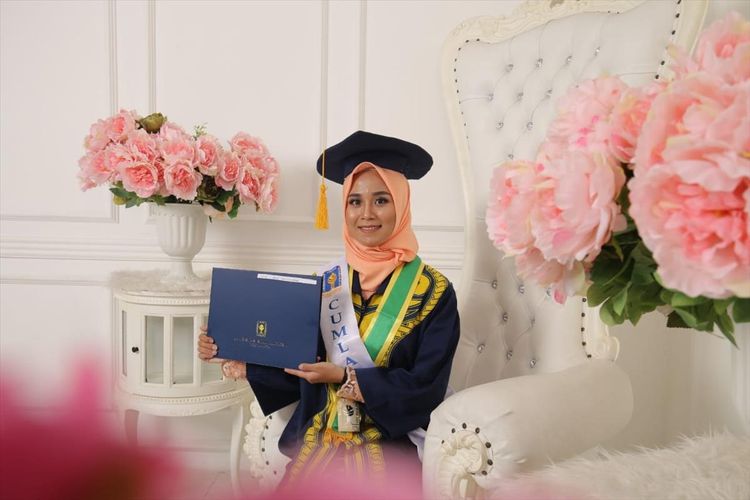 Rizky Aulia Hasyim saat foto dengan mengenakan toga wisuda.