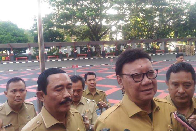 Menteri Dalam Negeri Tjahjo Kumolo usai memimpin upacara di kantor Kemendagri, Jakarta Pusat, Senin (10/6/2019). 