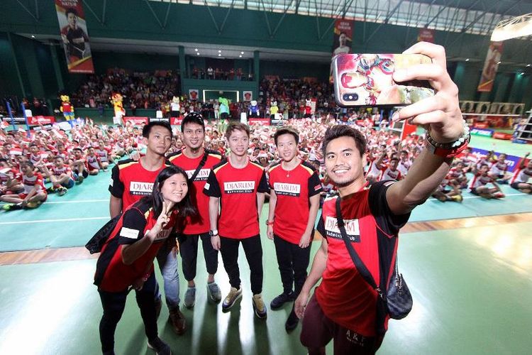 Para pemain bulu tangkis nasional peraih bonus Asian Games 2018 berselfie di hadapan para peserta Audisi Umum Djarum beasiswa.