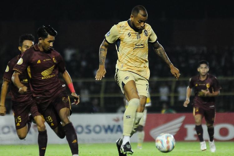 Pemain asing Arema FC Gustavo Almeida saat laga pekan ke-16 Liga 1 2023-2024 melawan PSM Makassar yang berakhir dengan skor 3-0 di Stadion Gelora BJ Habibie Parepare, Jumat (20/10/2023) malam.   