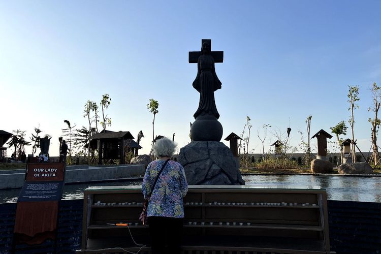 Pengunjung sedang beribadah di kepel Taman Doa Our Lady of Akita, Pantai Indah Kapuk 2, Rabu (20/12/2023).