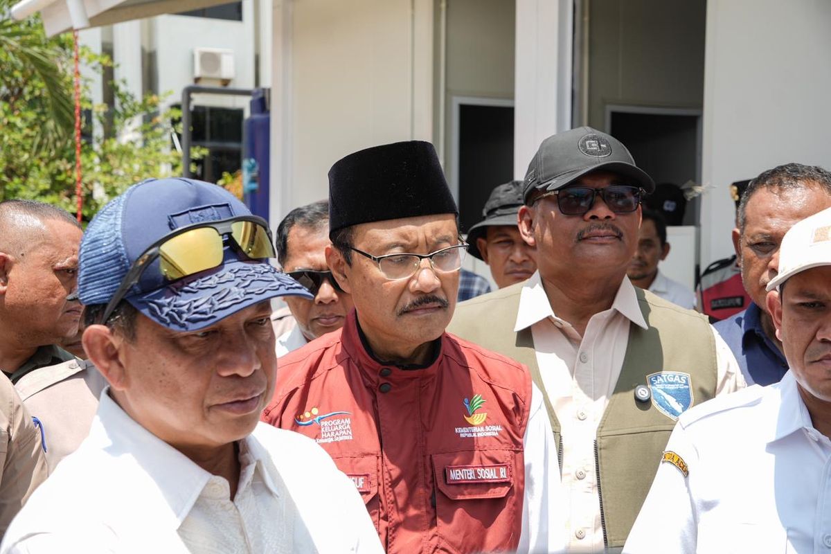 Ketua Satgas PRR Pascabencana Sumatera Muhammad Tito Karnavian didampingi Menteri Sosial Saifullah Yusuf meninjau huntara di Kabupaten Pidie Jaya, Aceh, Jumat (6/3/2026).
