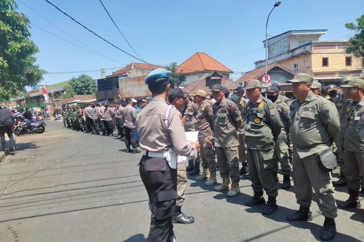 Ratusan personel yang menjaga Pasar Keputran Surabaya