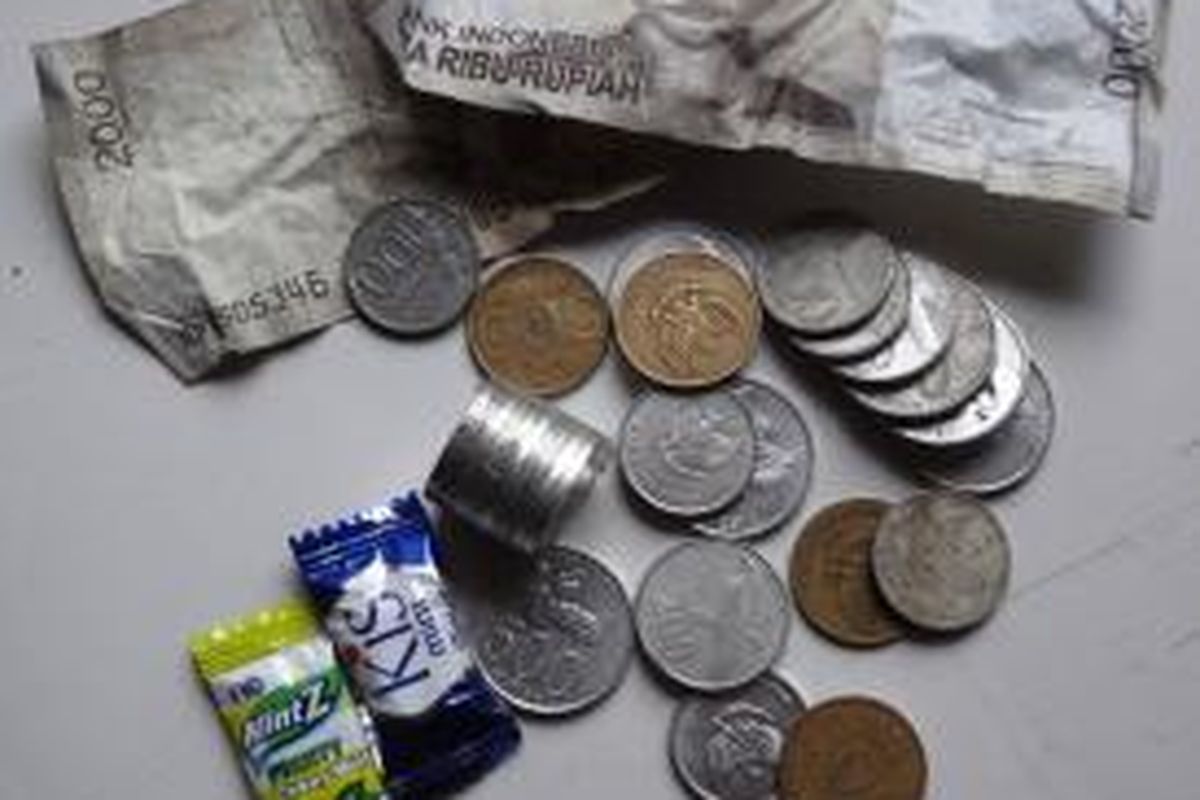 Uang pecahan Rp 100, 200, 500, dan permen. Banyak masyarakat yang menganggap uang recehan ini tak bernilai dan penting