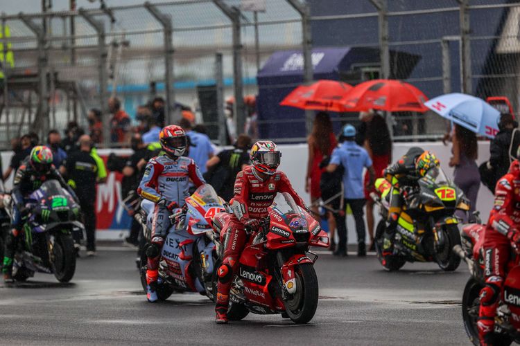 Pebalap bersiap saat balapan MotoGP seri Pertamina Grand Prix of Indonesia di Pertamina Mandalika International Street Circuit, Lombok Tengah, NTB, Minggu (20/3/2022). Pembalap Red Bull KTM Factory Racing Miguel Oliveira berhasil menjadi juara pertama diikuti pembalap Monster Energy Yamaha Fabio Quartararo dan pembalap Pramac Racing Johann Zarco.