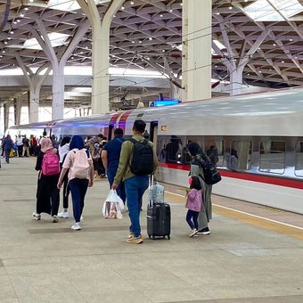 Ratusan penumpang tengah mengantre untuk menaiki Kereta Cepat atau Whoosh di Stasiun Tegalluar, Kabupaten Bandung, Jawa Barat, Kamis (23/1/2025)