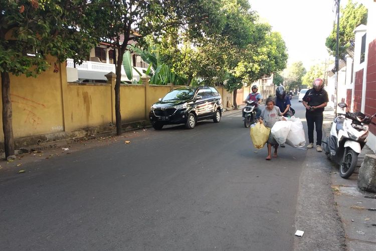 Nenek Sahnun (60) yang mampu berkuban sapi, ditemui di jalan saat memulung hingga ke tempat tinggalnya.