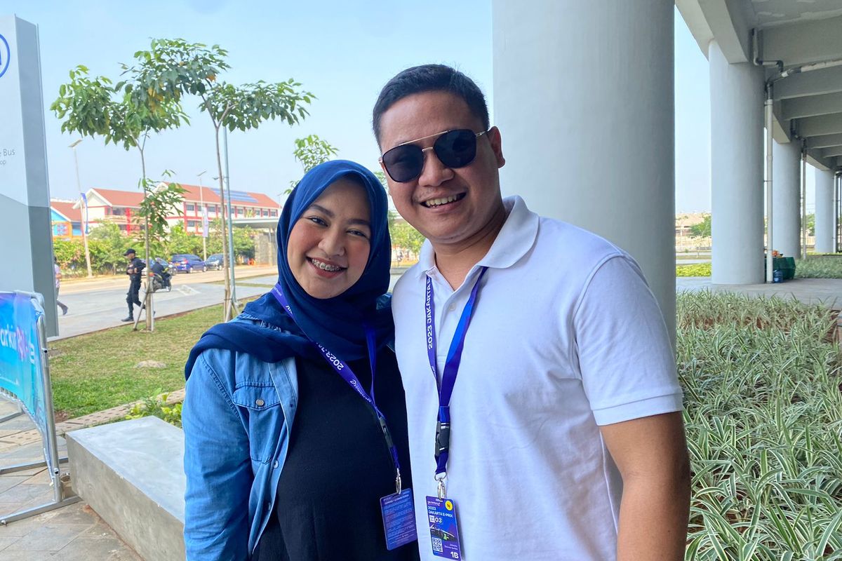 Salah satu penonton Formula E, Raihan (28) bersama istrinya, saat ditemui Kompas.com di Gerbang Selatan Jakarta International Stadium (JIS) ketika tengah menunggu shuttle bus yang menjemputnya pada Sabtu (3/6/2023).  