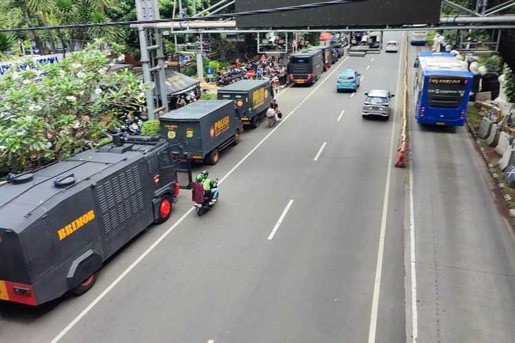 Kendaraan taktis terparkir sekitar Patung Kuda Arjuna Wijaya, Senin (17/2/2025)