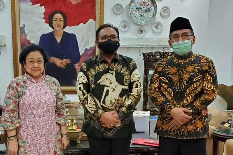 Menag Yaqut Cholil Qoumas (tengah) bertemu Ketua Umum PDI Perjuangan yang juga Presiden ke-5 RI Megawati Soekarnoputri, Jumat (30/4/2021).