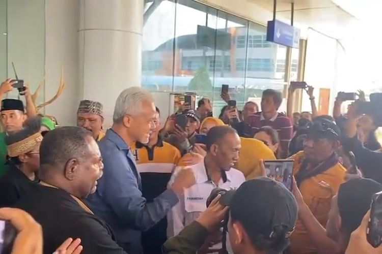 Calon presiden nomor urut tiga, Ganjar Pranowo saat tiba di Bandara Internasional Mopah, Merauke, Papua Selatan, Selasa (28/11/2023) pagi.