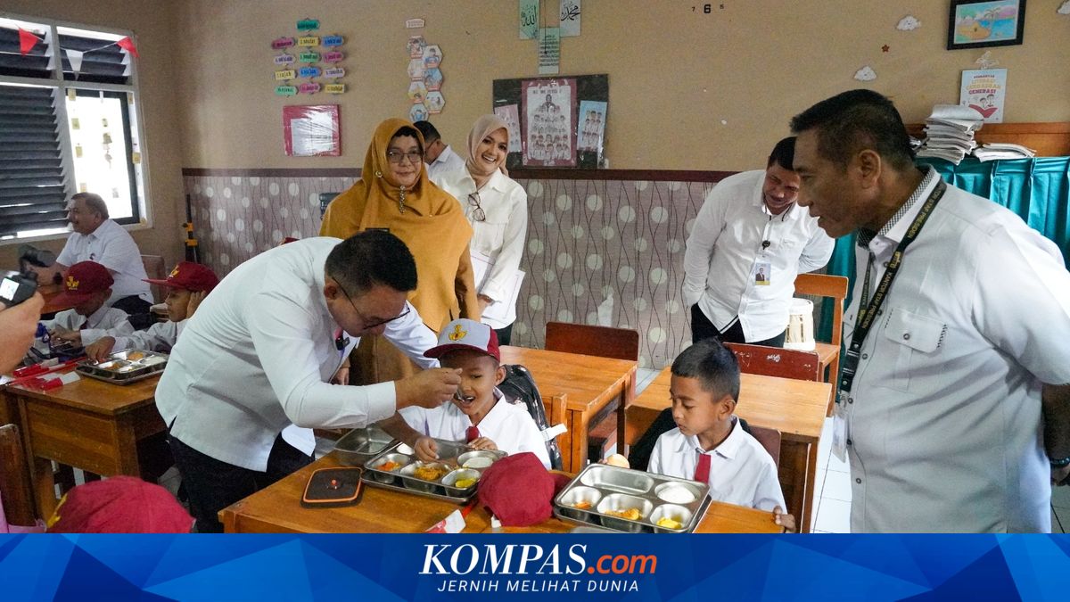 Kala KSP Dudung Suapin MBG ke Bocah SD di Purwakarta
