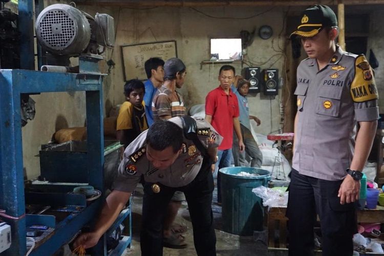 Polisi tengah memeriksa mie yang diduga mengandung formalin di sebuah pabrik di wilayah Cikalongkulon, Cianjur, Jawa Barat yang digerebek tim dari Mabes Polri bersama jajaran Polres Cianjur,  Selasa (17/09/2019) petang.