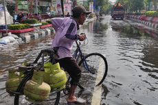 Cerita Sugiono, Rela Terjang Banjir Pakai Sepeda demi Dapatkan Stok Elpiji untuk Tetangganya