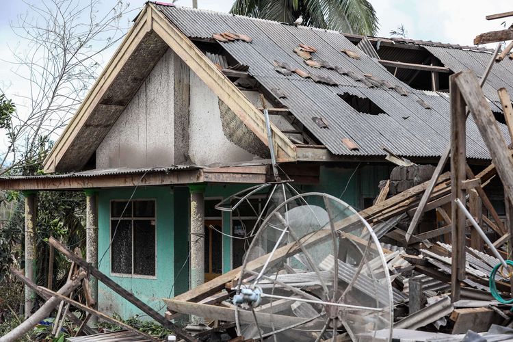 Dampak kerusakan rumah warga akibat erupsi Gunung Semeru di Dusun Kajar Kuning, Desa Sumberwuluh, Lumajang, Jawa Timur, Kamis (9/12/2021). Hampir seluruh rumah di lokasi itu hancur akibat erupsi Gunung Semeru. Pemerintah berencana akan merelokasi pemukiman warga terdampak letusan Gunung Semeru, terutama di kawasan rawan bencana, serta membangun kembali infrastruktur yang rusak.