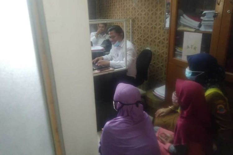 Bocah R (10) diabtar bibinya mendatangi Unit Perlindungan Perempuan dan Anak (PPA) Polres Lebak, Senin (3/5/2021) untuk melaporkan dugaan penganiayaan yang dilakukan ayah tirinya.