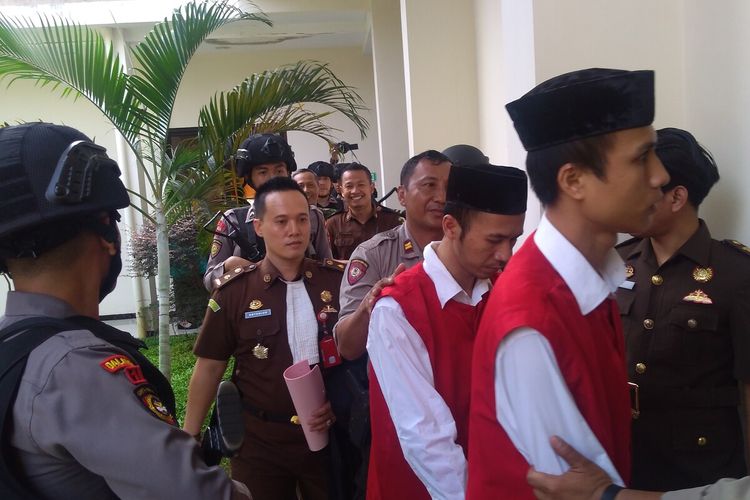 Terdakwa Putra (depan) dan Irvan memasuki ruang sidang di Pengadilan Negeri (PN) Banyumas, Jawa Tengah, Selasa (14/1/2020).