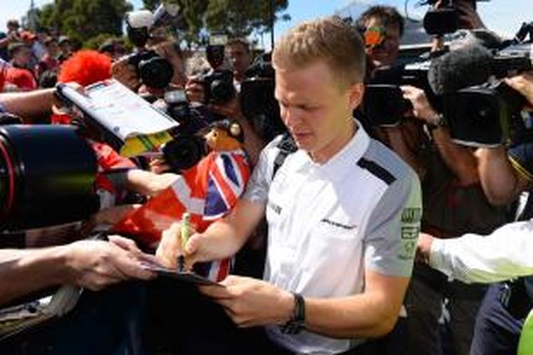Pebalap McLaren atas Denmark, Kevin Magnussen memberi tanda tangan kepada para penggemar saat tiba di Sirkuit Albert Park, Melbourne, Kamis (13/3/2014). Magnussen akan menjalani debut di F1 pada GP Australia, 14-16 Maret.