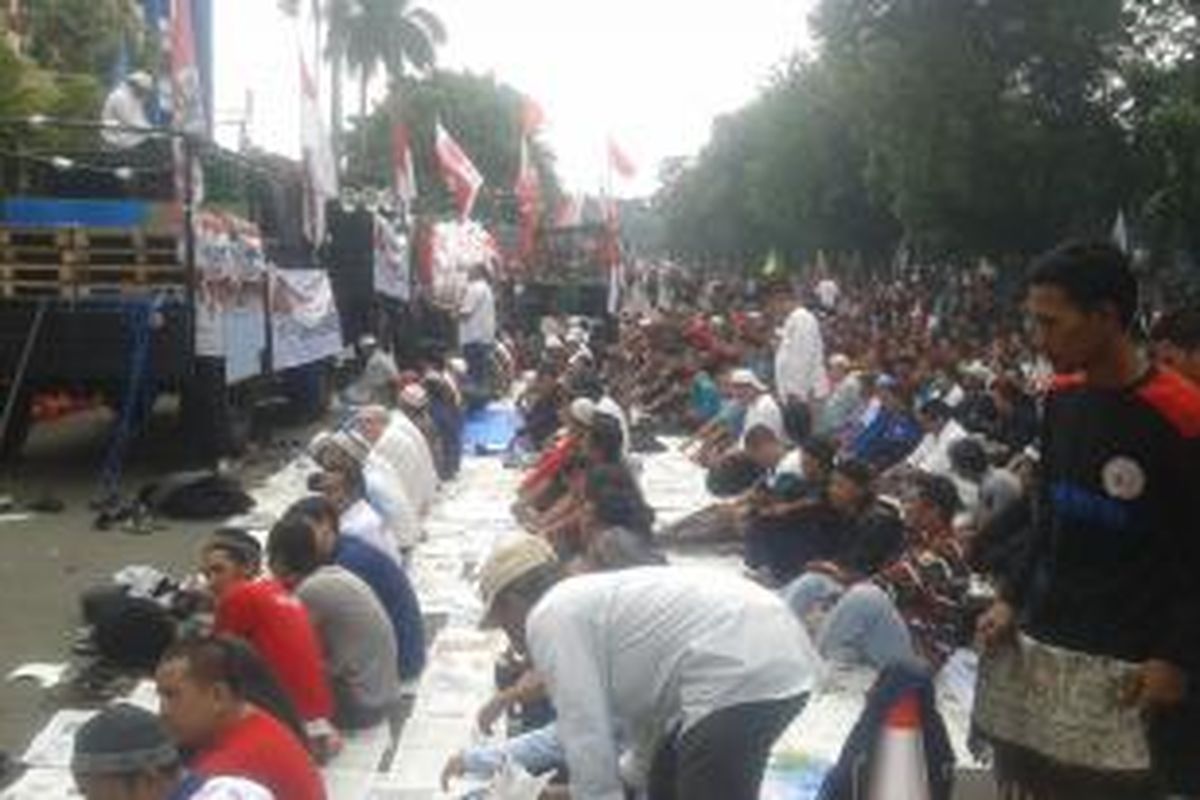 Pendukung Prabowo Subianto yang beragama Muslim melaksanakan ibadah shalat di depan Gedung Mahkamah Konstitusi, Jalan Medan Merdeka Barat, Jakarta Pusat, Jumat (15/8/2014).
