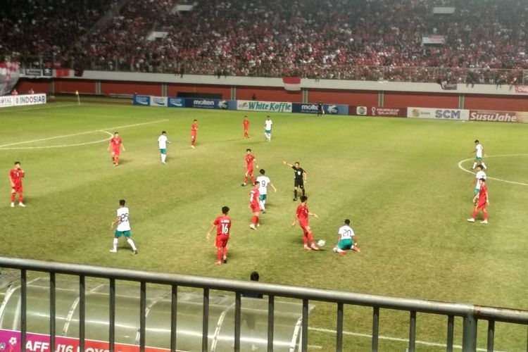 Momen pelanggaran dalam final Piala AFF U16 2022 Indonesia vs Vietnam di Stadion Maguwoharjo, Sleman, Yogyakarta, pada Jumat (12/8/2022) malam WIB.