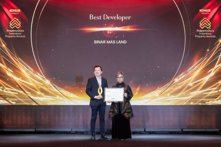 Sinar Mas Land menerima penghargaan sebagai Best Developer selama dua tahun berturut-turut, bersama dengan Vivin Harsanto, chairperson of the independent panel of judges dan senior director dan head of advisory at JLL Indonesia 