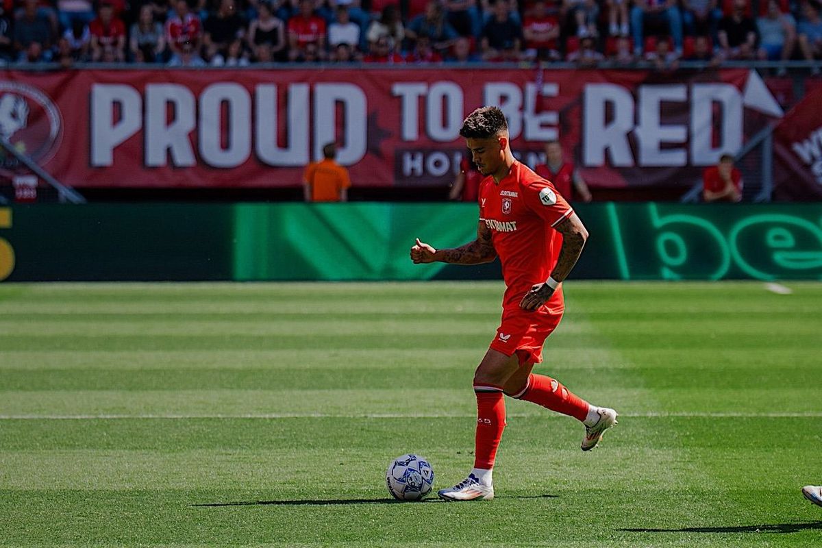 Bek timnas Indonesia, Mees Hilgers, menjadi sorotan tajam usai tampil buruk saat FC Twente takluk dari Ajax Amsterdam dalam laga pekan terakhir Eredivisie 2024-2025, Minggu (18/5).