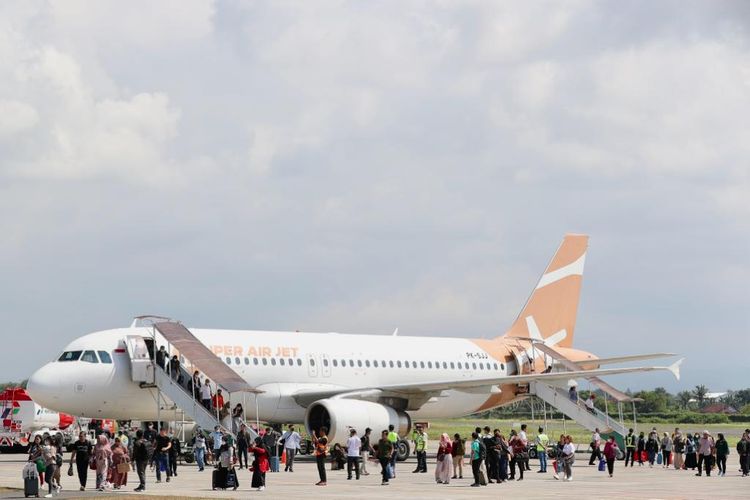 Penerbangan perdana maskapai Super Air Jet di Bandara Internasional Banyuwangi 