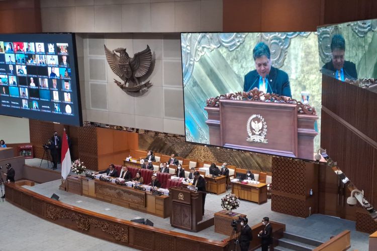 Menteri Koordinator Bidang Perekonomian Airlangga Hartarto saat berpidato dalam pengesahan Perppu Ciptaker menjadi UU di Gedung DPR, Senayan, Jakarta Pusat, Selasa (21/3/2023). 