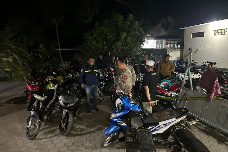 Foto: Belasan motor modifikasi di Kecamatan Besuki, Kabupaten Situbondo, Provinsi Jawa Timur terjaring razia balap liar pada Sabtu (25/11/2023).