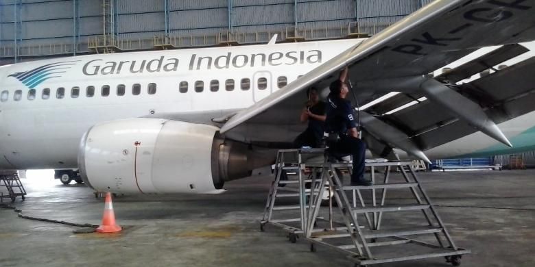 Petugas melakukan pengecekkan pesawat di hanggar 2 Garuda Maintenance Facilities (GMF), Bandara Soekarno Hatta, Cengkareng beberapa waktu lalu.