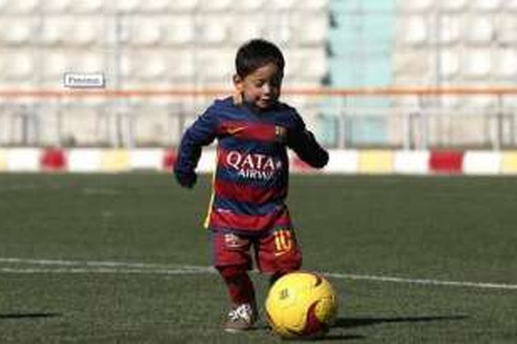 Bocah berusia lima tahun asal Afganistan, Murtaza Ahmadi, mengenakan jersey Barcelona sambil bermain sepak bola di sebuah stadion di Kabul, Afganistan, Selasa (2/2/2016).