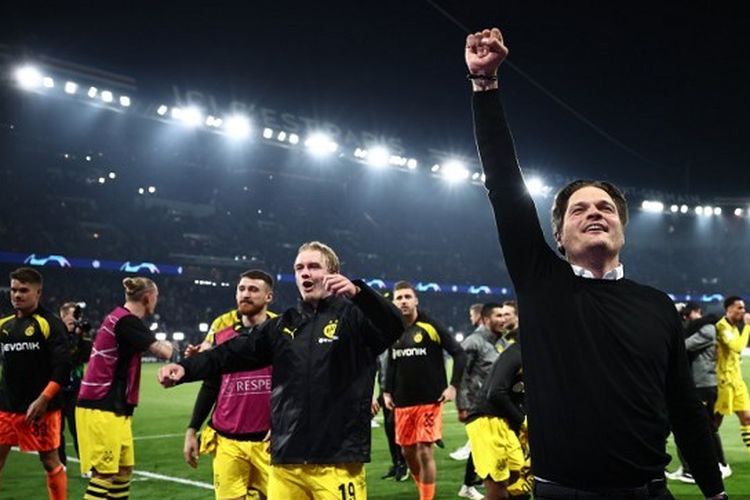 Pelatih Borussia Dortmund, Edin Terzic, bersuka cita seusai timnya lolos ke final Liga Champions.  