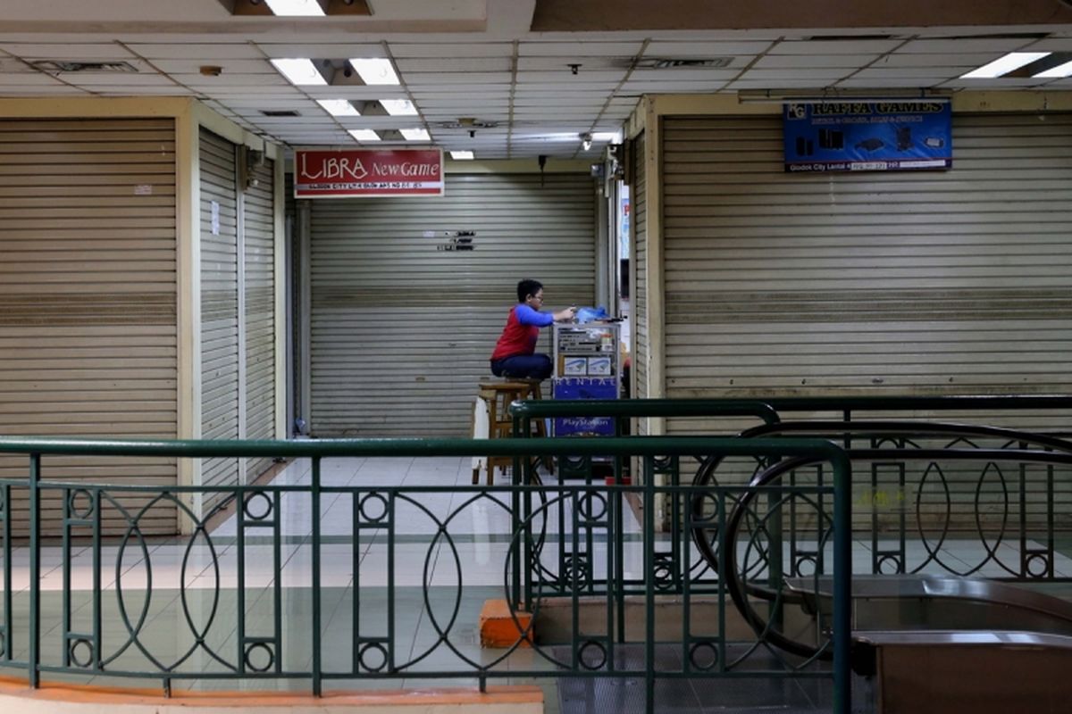 Aktivitas perdagangan pusat perbelanjaan di Plaza Elektronik, Glodok, Jakarta barat, Rabu (14/7/2017). Meskipun perdagangan berjalan normal, kian hari pasar ini semakin sepi pembeli. Bahkan beberapa kios sudah beralih fungsi menjadi gudang untuk menyimpan dagangan.